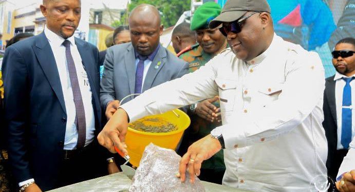 Félix Tshisekedi procède à la pose de la première pierre des travaux de modernisation de la Maternité de Kintambo !